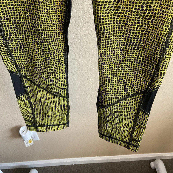 Lululemon Womens 4 Black Yellow‎ Cropped Leggings Athletic Yoga Running Gym - Picture 4 of 6